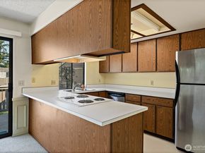 9922 NE 144th Lane 502, Kirkland WA 98034