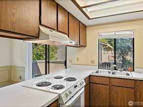 9922 NE 144th Lane 502, Kirkland WA 98034