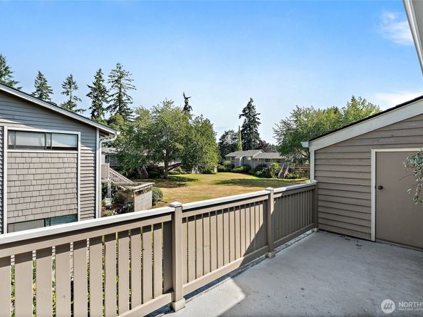 9922 NE 144th Lane 502, Kirkland WA 98034