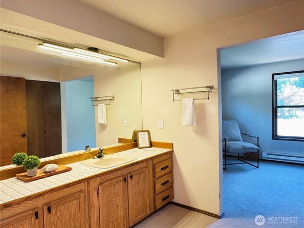 16718 SE 40th Place, Bellevue WA 98008