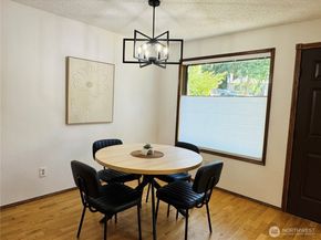 16718 SE 40th Place, Bellevue WA 98008