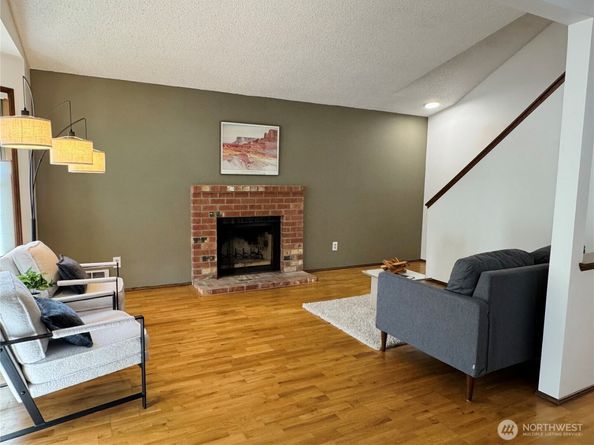 16718 SE 40th Place, Bellevue WA 98008