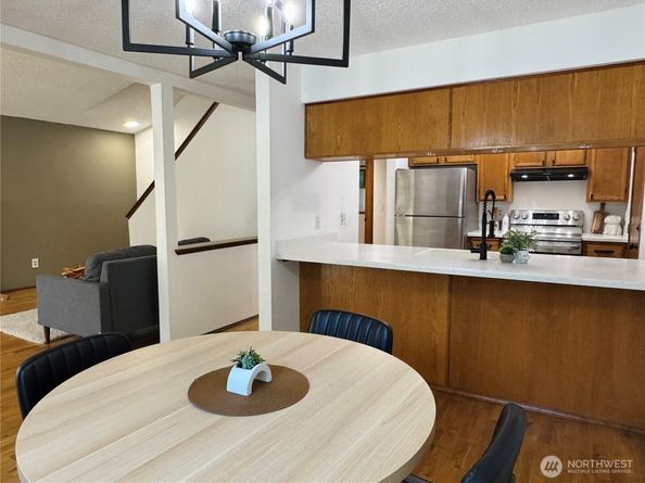 16718 SE 40th Place, Bellevue WA 98008