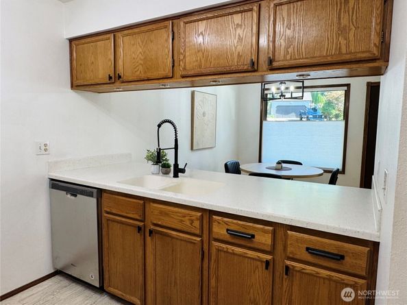 16718 SE 40th Place, Bellevue WA 98008