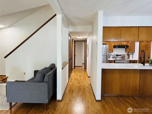 16718 SE 40th Place, Bellevue WA 98008
