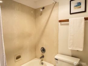 16718 SE 40th Place, Bellevue WA 98008