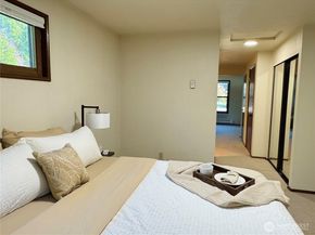 16718 SE 40th Place, Bellevue WA 98008