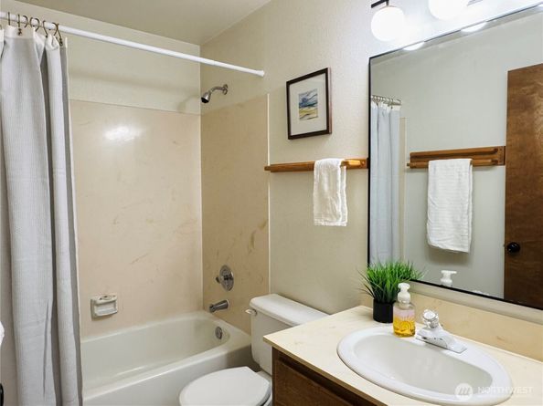 16718 SE 40th Place, Bellevue WA 98008