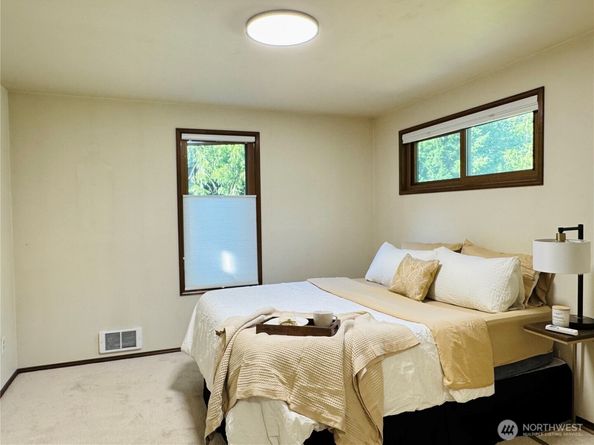 16718 SE 40th Place, Bellevue WA 98008