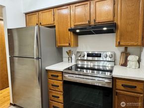 16718 SE 40th Place, Bellevue WA 98008