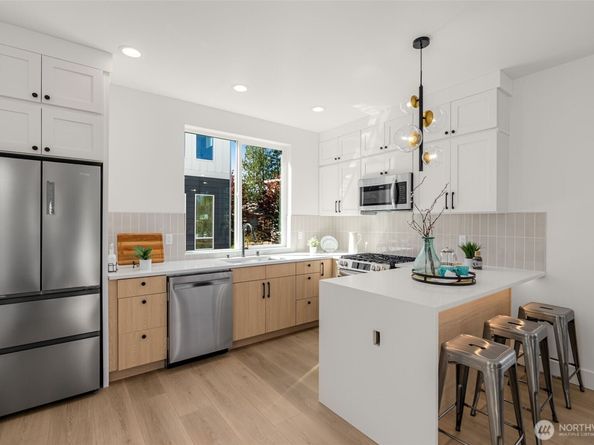 915 N 98th Street B, Seattle WA 98103