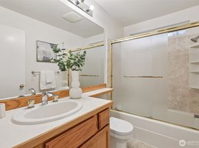 24320 SE 42nd Street, Sammamish WA 98029