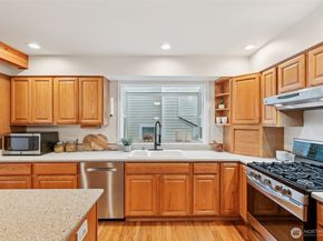 24320 SE 42nd Street, Sammamish WA 98029