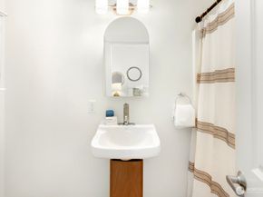 921 N 35th St B, Seattle WA 98103