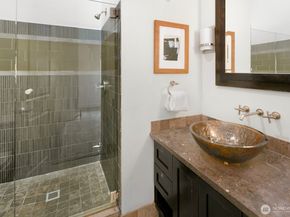 921 N 35th St B, Seattle WA 98103