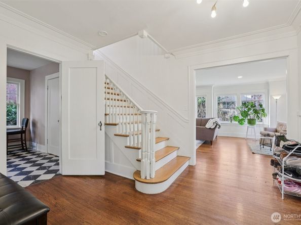 5230 16th Avenue NE, Seattle WA 98105