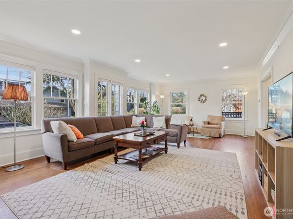 5230 16th Avenue NE, Seattle WA 98105