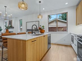 11247 108th Avenue NE, Kirkland WA 98033