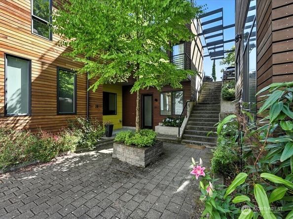3813 Fremont Lane N, Seattle WA 98103