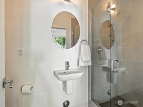 3813 Fremont Lane N, Seattle WA 98103