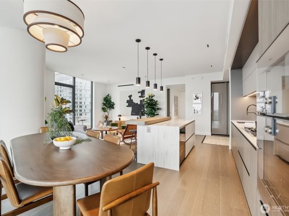 838 Avenue Square NE 1403, Bellevue WA 98004