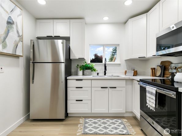 11 SW 100th Street, Seattle WA 98146