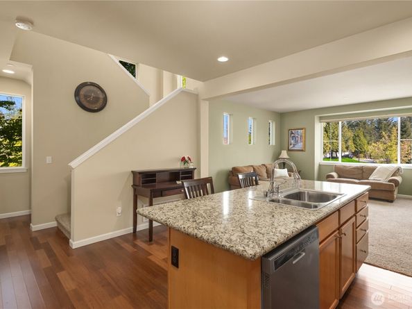 8017 Douglas Avenue SE, Snoqualmie WA 98065