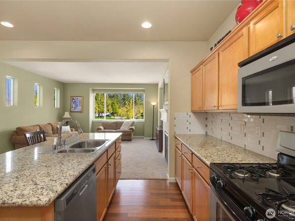 8017 Douglas Avenue SE, Snoqualmie WA 98065