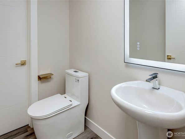 18717 68th Avenue NE 105, Kenmore WA 98028