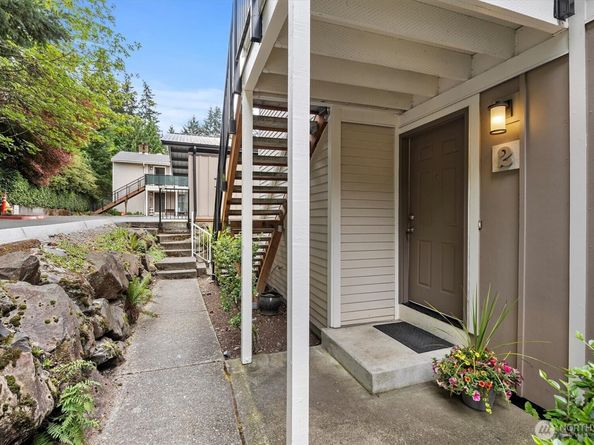 12718 NE 120th Street J2, Kirkland WA 98034