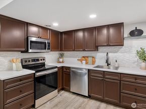 12718 NE 120th Street J2, Kirkland WA 98034