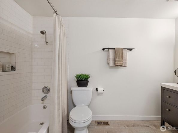 12718 NE 120th Street J2, Kirkland WA 98034