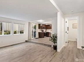 12718 NE 120th Street J2, Kirkland WA 98034