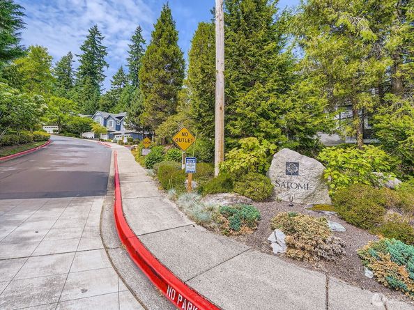 5589 Lakemont Boulevard SE 1703, Bellevue WA 98006