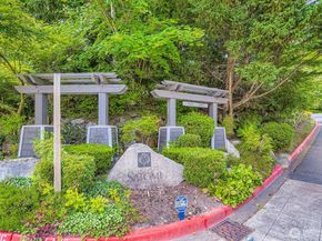 5589 Lakemont Boulevard SE 1703, Bellevue WA 98006