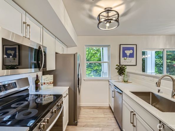 5589 Lakemont Boulevard SE 1703, Bellevue WA 98006