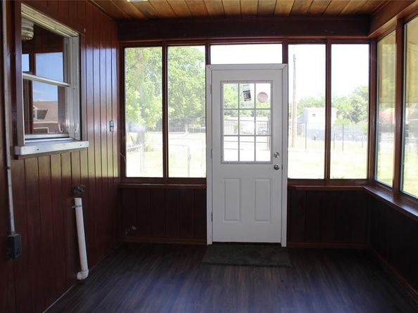 220 N Broadway Road , Azle Texas 76020