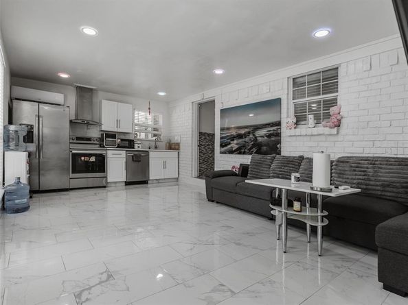 500  Oakwood Drive , Euless Texas 76040