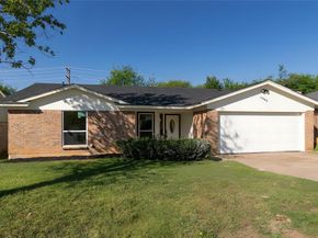 1052  Fox River Lane , Fort Worth Texas 76120