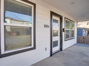 1004  Muncie Avenue , Dallas Texas 75212