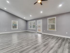 1004  Muncie Avenue , Dallas Texas 75212