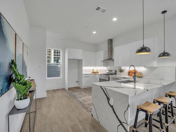 631 N Tyler Street  202, Dallas Texas 75208
