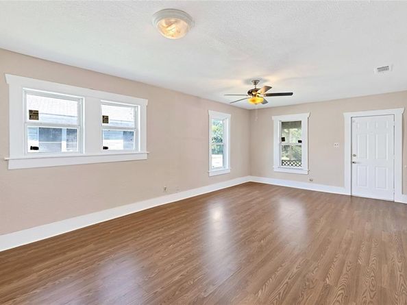1038 E Maddox Avenue , Fort Worth Texas 76104
