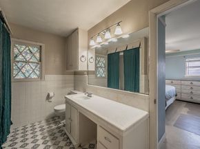 1548  Carl Street , Fort Worth Texas 76103