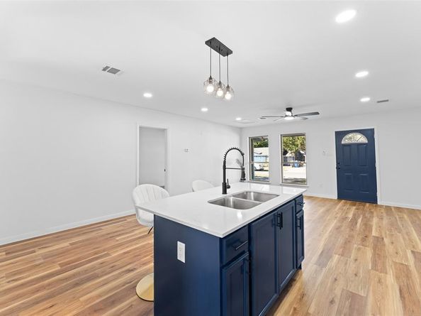 326  brownlee  , Dallas Texas 75224
