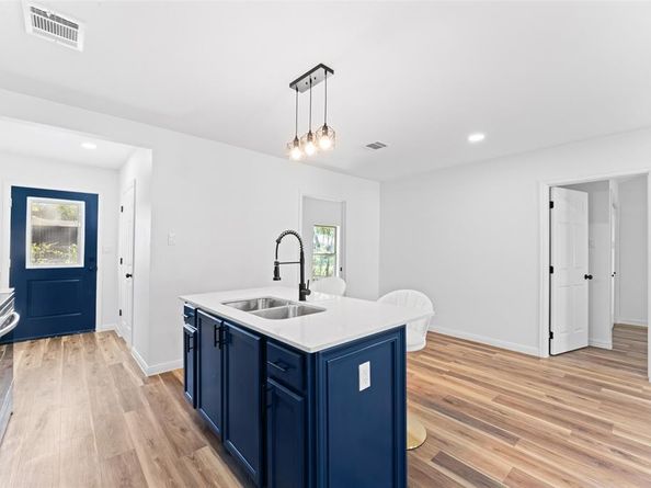 326  brownlee  , Dallas Texas 75224