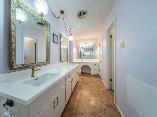 1313  York Drive , Edgecliff Village Texas 76134