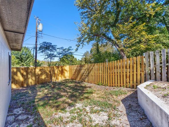 1409  Autumn Leaves Trail , Dallas Texas 75241