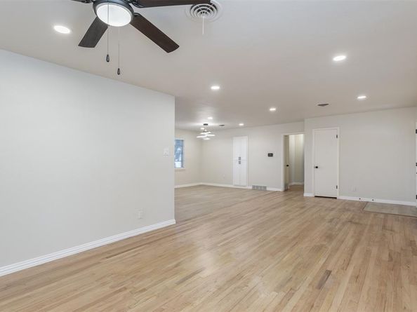 1409  Autumn Leaves Trail , Dallas Texas 75241