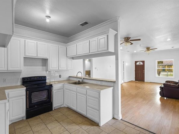 704 S Beacon Street , Dallas Texas 75223